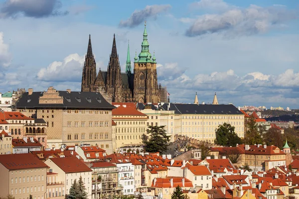 ゴシック様式の城と秋のプラハ市 カラフルな自然と木々と丘ペトリンから劇的な空 チェコ共和国 — ストック写真