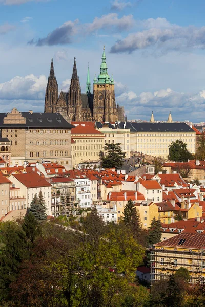 布拉格秋天的城市 有哥特式城堡 五彩斑斓的自然与树木 还有捷克共和国彼得林山的壮观天空 — 图库照片