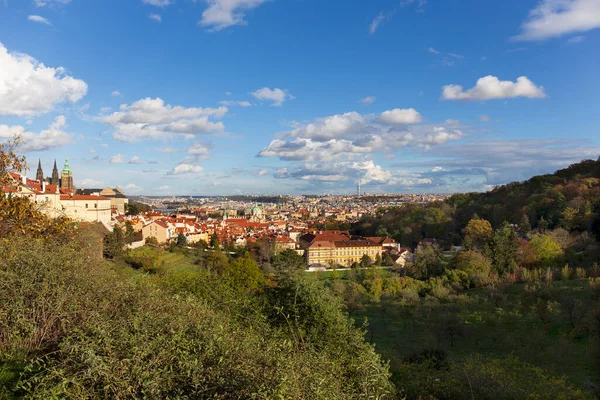 Gotik Şatosu, renkli Doğa ve Ağaçları ve Çek Cumhuriyeti 'nin Petrin Tepesi' nden dramatik Gökyüzü ile Sonbahar Prag Şehri