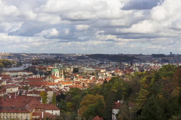Ciudad Praga Otoño Con Sus Edificios Torres Catedrales Puentes Día — Foto de Stock