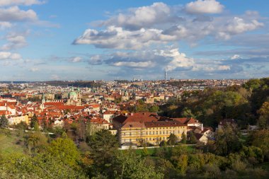 Sonbahar Prague City ile binalar, kuleler, katedralleri ve köprüler güneşli gün, Çek Cumhuriyeti