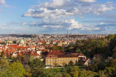 Sonbahar Prague City ile binalar, kuleler, katedralleri ve köprüler güneşli gün, Çek Cumhuriyeti