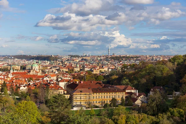 Sonbahar Prague City ile binalar, kuleler, katedralleri ve köprüler güneşli gün, Çek Cumhuriyeti