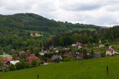 Mala Skala, Çek cennetinin incisi olarak da bilinen Little Rock, Çek Cumhuriyeti 'nin kumtaşı kayalarının altındaki Jizera Nehri' nin derin vadisinde bulunur.