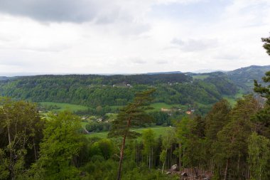 Mala Skala, Çek cennetinin incisi olarak da bilinen Little Rock, Çek Cumhuriyeti 'nin kumtaşı kayalarının altındaki Jizera Nehri' nin derin vadisinde bulunur.