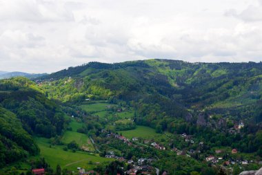 Mala Skala, Çek cennetinin incisi olarak da bilinen Little Rock, Çek Cumhuriyeti 'nin kumtaşı kayalarının altındaki Jizera Nehri' nin derin vadisinde bulunur.