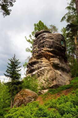 Çek cennetinde güzel kumtaşı kayaları, açık yeşil doğa, Mala Skala, Little Rock, Çek Cumhuriyeti