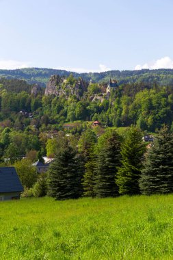 Mala Skala, Çek cennetinin incisi olarak da bilinen Little Rock, Çek Cumhuriyeti 'nin kumtaşı kayalarının altındaki Jizera Nehri' nin derin vadisinde bulunur.