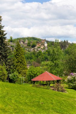 Çek cennetinde güzel kumtaşı kayaları, açık yeşil doğa, Mala Skala, Little Rock, Çek Cumhuriyeti