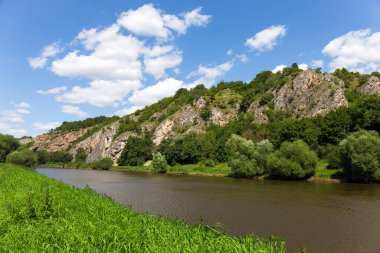 Berounka Nehri, Orta Bohemya, Çek Cumhuriyeti hakkında Korumalı Kireçtaşı Manzarası Cesky Kras
