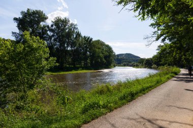 Berounka Nehri, Orta Bohemya, Çek Cumhuriyeti hakkında Korumalı Kireçtaşı Manzarası Cesky Kras