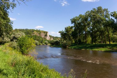 Berounka Nehri, Orta Bohemya, Çek Cumhuriyeti hakkında Korumalı Kireçtaşı Manzarası Cesky Kras