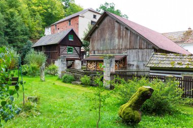 Bohem Cenneti (Cesky Raj), Kum Taşı Kayası, Çek Cumhuriyeti 'ndeki Berrak Sonbahar Ormanlık Arazisi