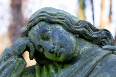 Tarihi heykel üzerinde gizemli eski Prag Mezarlığı, Çek Cumhuriyeti