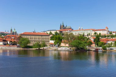 Çek Cumhuriyeti 'nin güneşli bir gününde Vltava Nehri üzerinde Gotik Şatosu olan Bahar Renkli Prag Küçük Kasabası