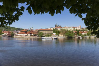 Çek Cumhuriyeti 'nin güneşli bir gününde Vltava Nehri üzerinde Gotik Şatosu olan Bahar Renkli Prag Küçük Kasabası