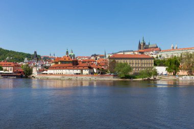 Çek Cumhuriyeti 'nin güneşli bir gününde Vltava Nehri üzerinde Gotik Şatosu olan Bahar Renkli Prag Küçük Kasabası