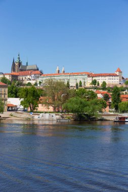 Çek Cumhuriyeti 'nin güneşli bir gününde Vltava Nehri üzerinde Gotik Şatosu olan Bahar Renkli Prag Küçük Kasabası