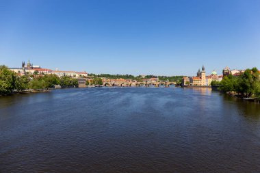Çek Cumhuriyeti 'nin güneşli bir gününde Vltava Nehri üzerinde Gotik Şatosu olan Bahar Renkli Prag Küçük Kasabası