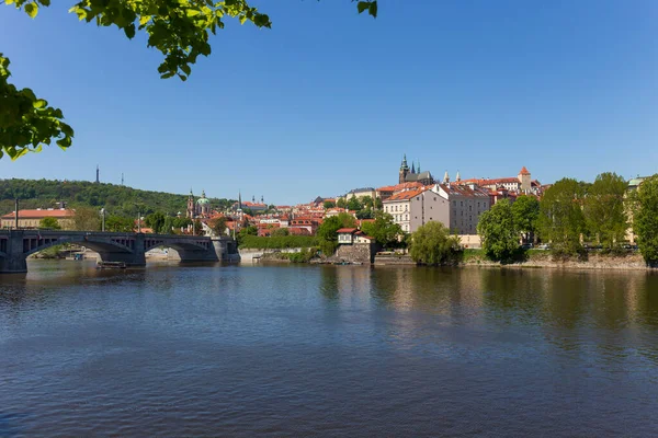 在阳光明媚的日子里 春天色彩斑斓的布拉格小城和Vltava河上方的哥特式城堡 捷克共和国 — 图库照片