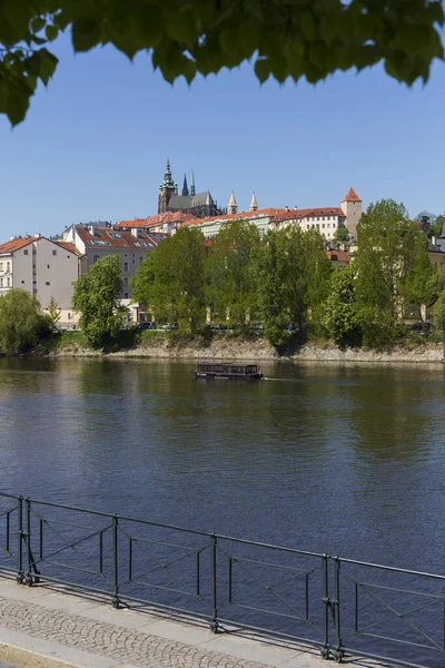 春のカラフルなプラハ小都市 晴れた日にヴルタヴァ川の上にゴシック様式の城 チェコ共和国 — ストック写真