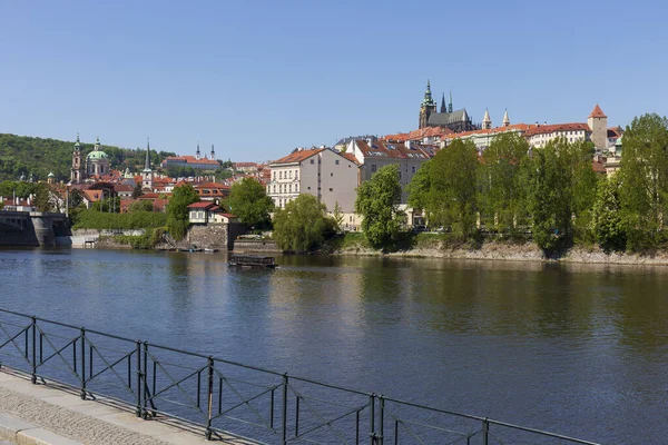 Весенний Красочный Прага Малый Город Готическим Замком Над Рекой Влтавой — стоковое фото