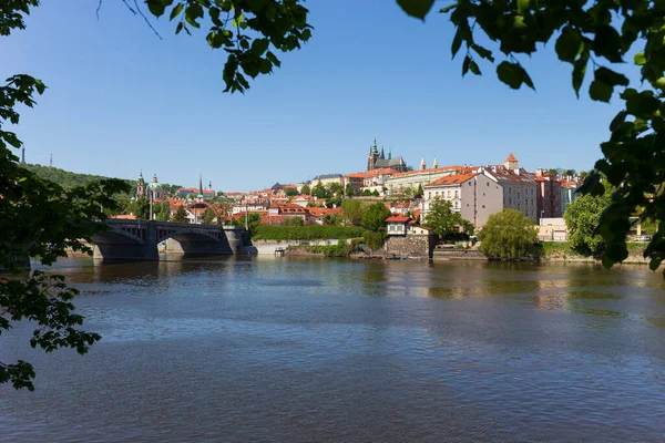 Wiosna Kolorowe Praga Mniejsze Miasto Gotyckim Zamkiem Nad Rzeką Wełtawą — Zdjęcie stockowe