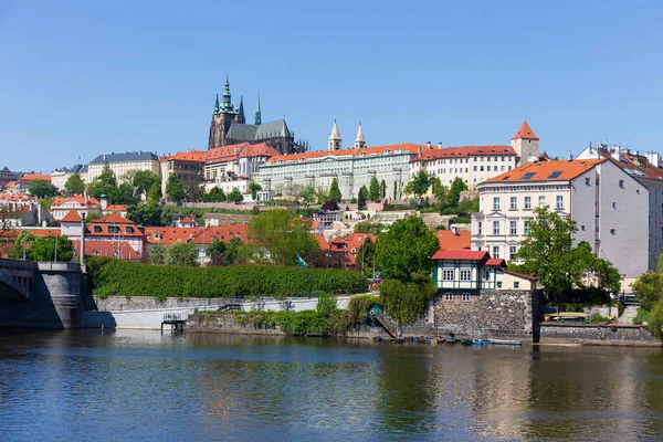 Primavera Colorido Praga Menor Cidade Com Castelo Gótico Acima Rio — Fotografia de Stock