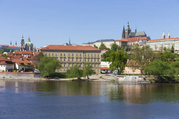 春のカラフルなプラハ小都市 晴れた日にヴルタヴァ川の上にゴシック様式の城 チェコ共和国 — ストック写真