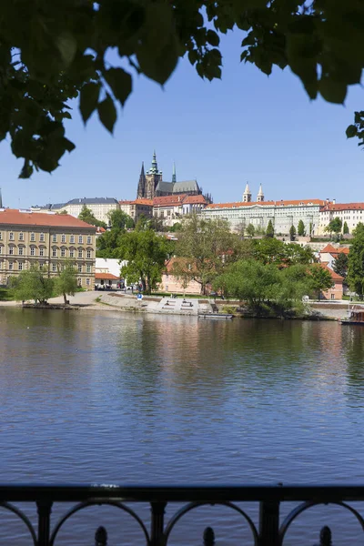 Primavera Colorido Praga Menor Cidade Com Castelo Gótico Acima Rio — Fotografia de Stock