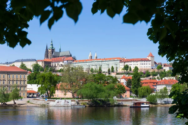 Vårfärgglada Prag Mindre Stad Med Gotiska Slottet Ovanför Floden Vltava — Stockfoto