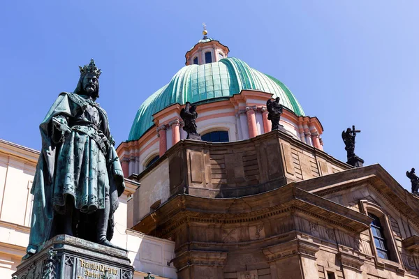 Wiosna Miasto Praga Katedrą Mikołaja Kolorowa Przyroda Kwitnącymi Łąkami Wzgórza — Zdjęcie stockowe