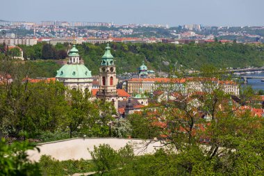 Bahar Prag Şehri 'nde Aziz Niklas Katedrali ve renkli doğa ile Çek Cumhuriyeti' nin Petrin Tepesi 'nden çiçek açan çayırları