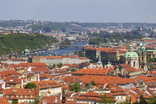 Spring Prague City Med Nicholas Katedral Och Färgglad Natur Med — Stockfoto