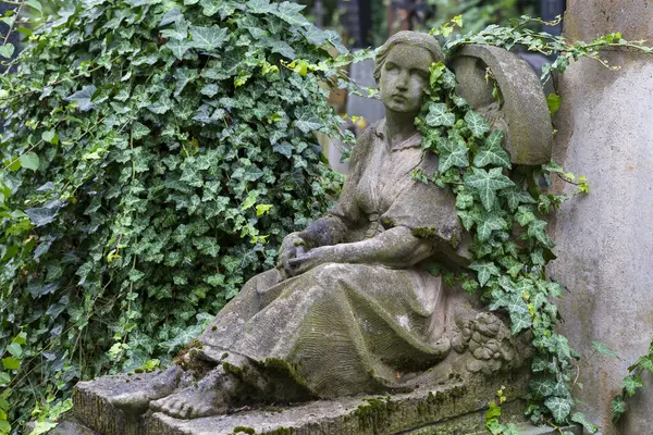 Estátua Histórica Sobre Mistério Antigo Cemitério Praga República Checa — Fotografia de Stock