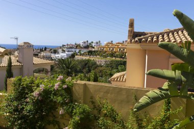 Mijas, Endülüs, İspanya 'da güzel ve renkli İspanyol bitki ve mimarisi