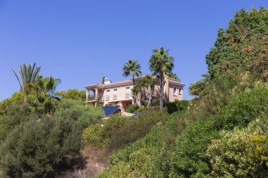 Mijas, Endülüs, İspanya 'da güzel ve renkli İspanyol bitki ve mimarisi