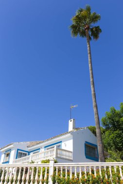 Mijas, Endülüs, İspanya 'da mimarisi, plajları ve mavi gökyüzü ile deniz kıyısı