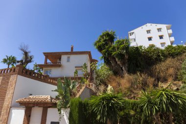 Mijas, Endülüs, İspanya 'da mimarisi, plajları ve mavi gökyüzü ile deniz kıyısı