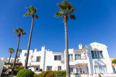 Mijas, Endülüs, İspanya 'da mimarisi, plajları ve mavi gökyüzü ile deniz kıyısı