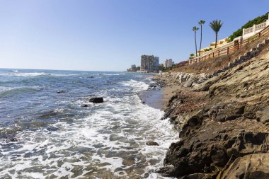 Mijas, Endülüs, İspanya 'da mimarisi, plajları ve mavi gökyüzü ile deniz kıyısı