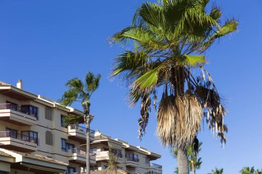 Mijas, Endülüs, İspanya 'da mimarisi, plajları ve mavi gökyüzü ile deniz kıyısı