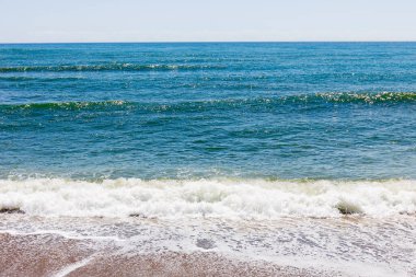 Mavi güneşli gökyüzü ve dalgaları ile Mijas, Endülüs, İspanya