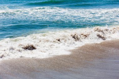 Mavi güneşli gökyüzü ve dalgaları ile Mijas, Endülüs, İspanya