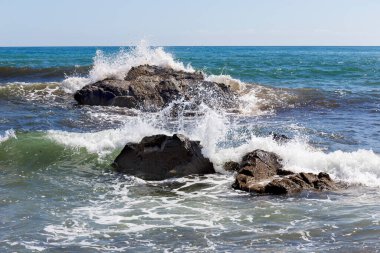 Mavi güneşli gökyüzü ve dalgaları ile Mijas, Endülüs, İspanya