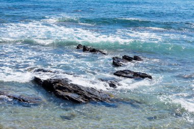 Mavi güneşli gökyüzü ve dalgaları ile Mijas, Endülüs, İspanya