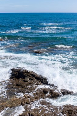 Mavi güneşli gökyüzü ve dalgaları ile Mijas, Endülüs, İspanya