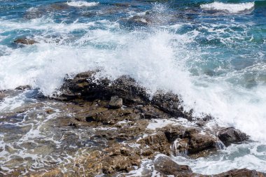 Mavi güneşli gökyüzü ve dalgaları ile Mijas, Endülüs, İspanya