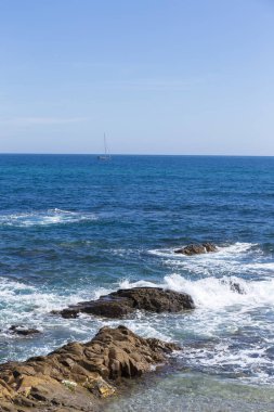 Mavi güneşli gökyüzü ve dalgaları ile Mijas, Endülüs, İspanya