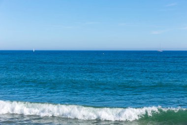 Mavi güneşli gökyüzü ve dalgaları ile Mijas, Endülüs, İspanya